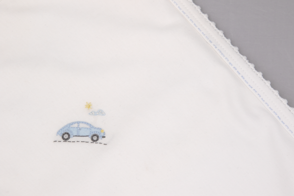 Baby Decke mit besticktem Auto, blaues Motiv